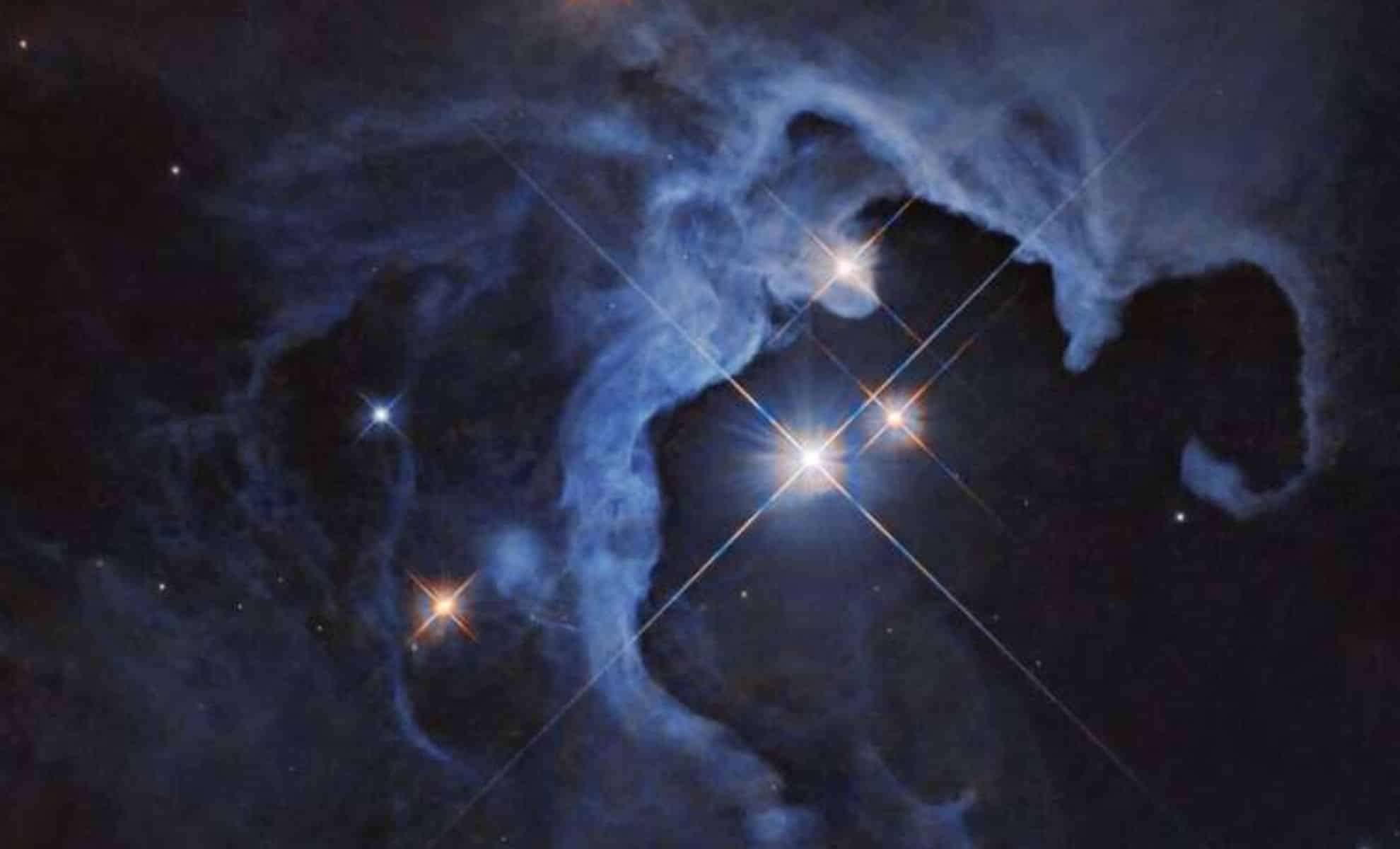 Hubble Reveals a Triple-Star System Illuminating a Nebula 550 Light-Years Away 