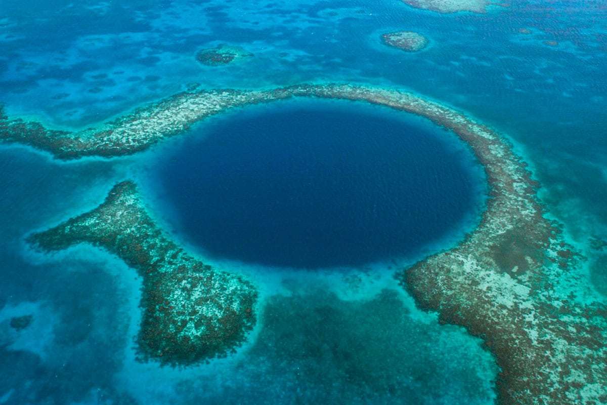 Enormous Blue Hole Unearthed Beneath the Ocean Surface: A Deep-Sea Wonder Captivates Scientists 