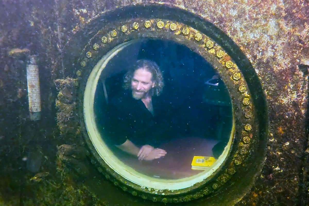 American Scientist Sets New Record for Extended Underwater Stay While Advancing Ocean Research 