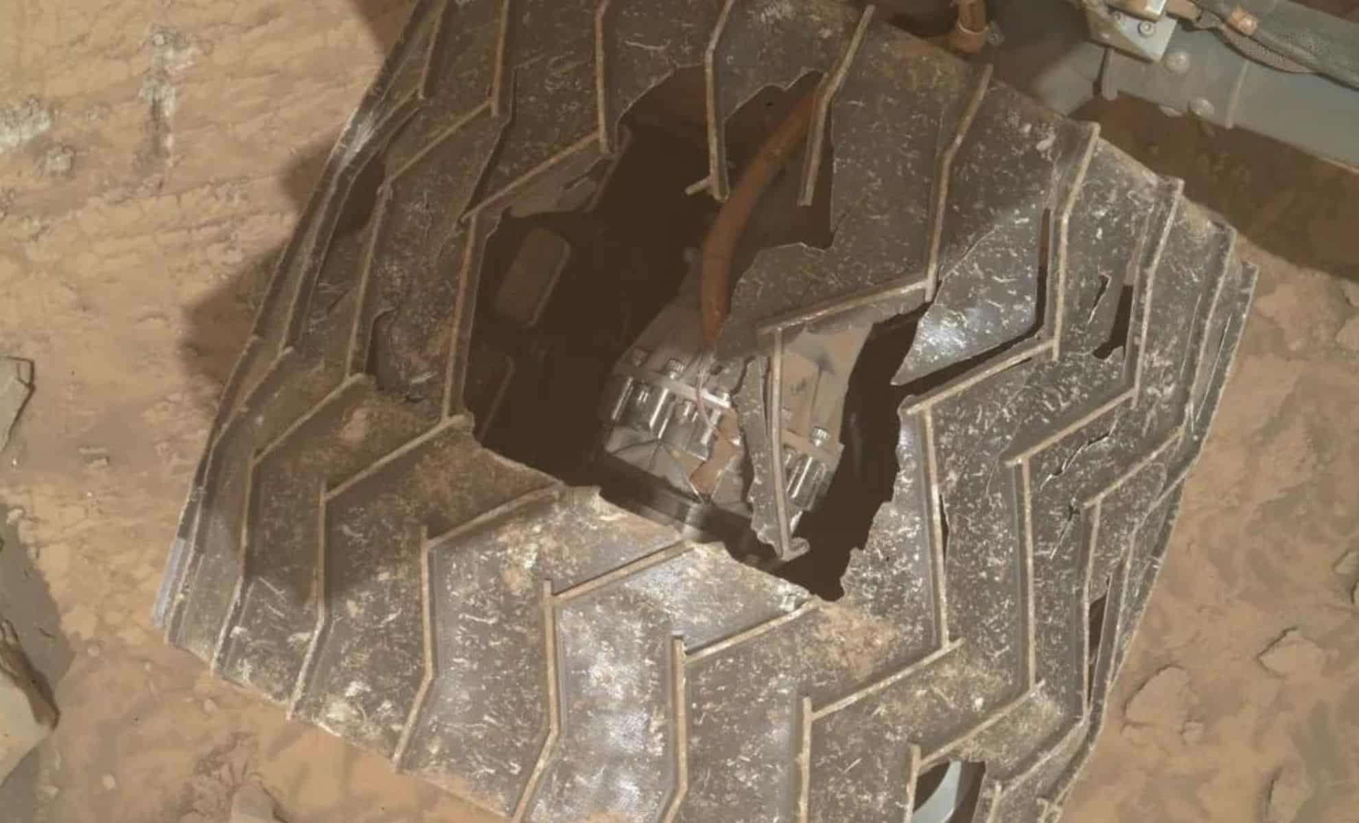 Mars Rover Curiosity Perseveres Despite Severe Wheel Damage 