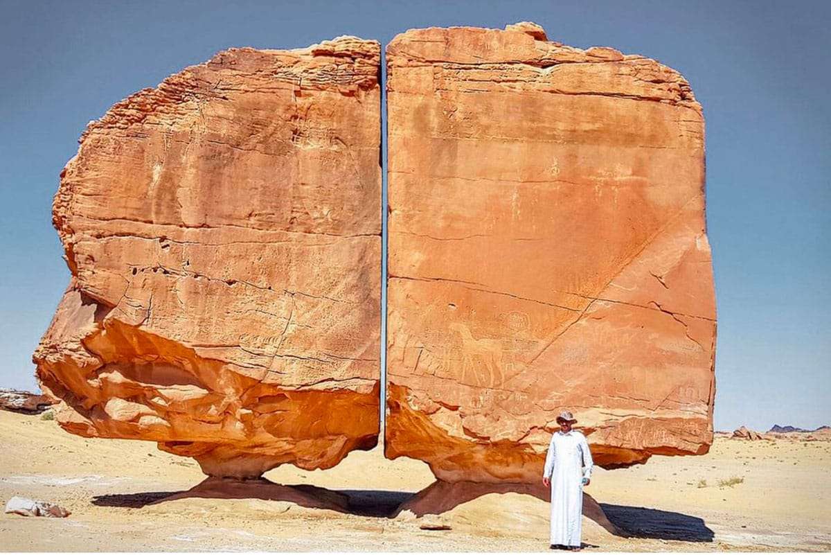 Al Naslaa: Saudi Arabia's Intriguing Sandstone Rock Perfectly Divided by a Precise Fissure 