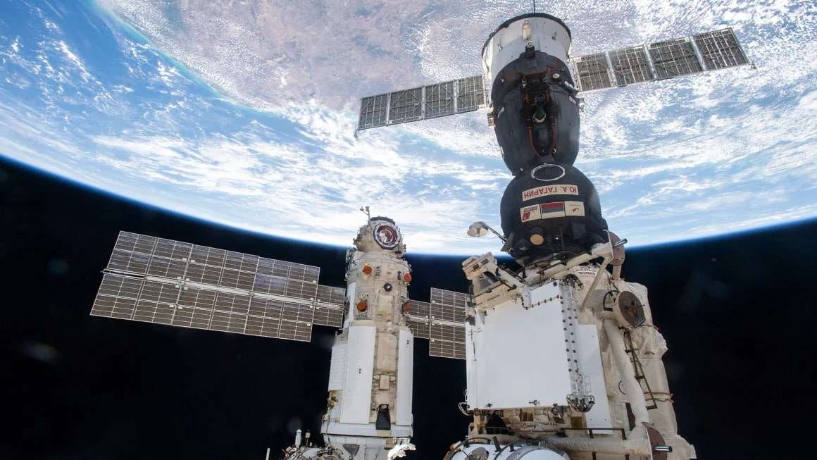 Zvezda-modules-Earth-facing-port-on-the-International-Space-Station-ee575d38b20a2d44ae38b3b5c3238c54.jpg