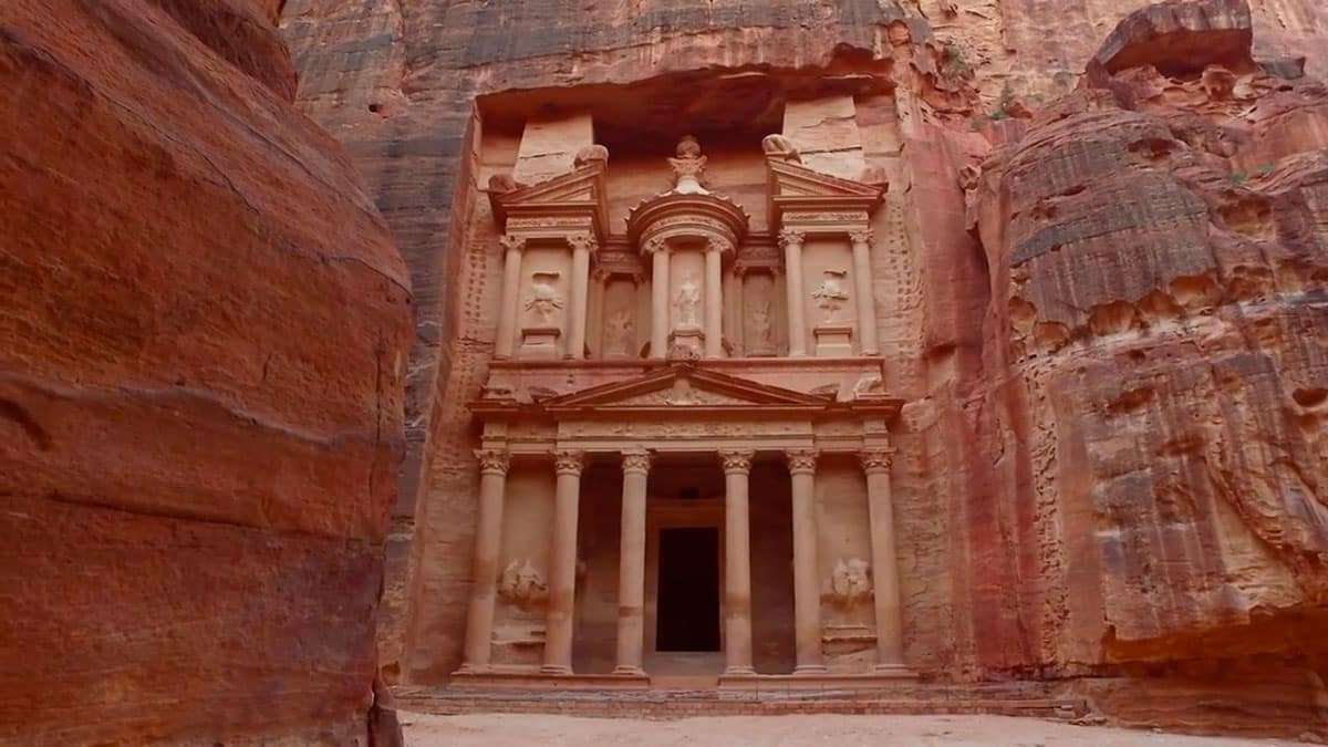 Uncovered Beneath Petra’s Treasury: Twelve Human Skeletons Reveal Ancient Secrets 