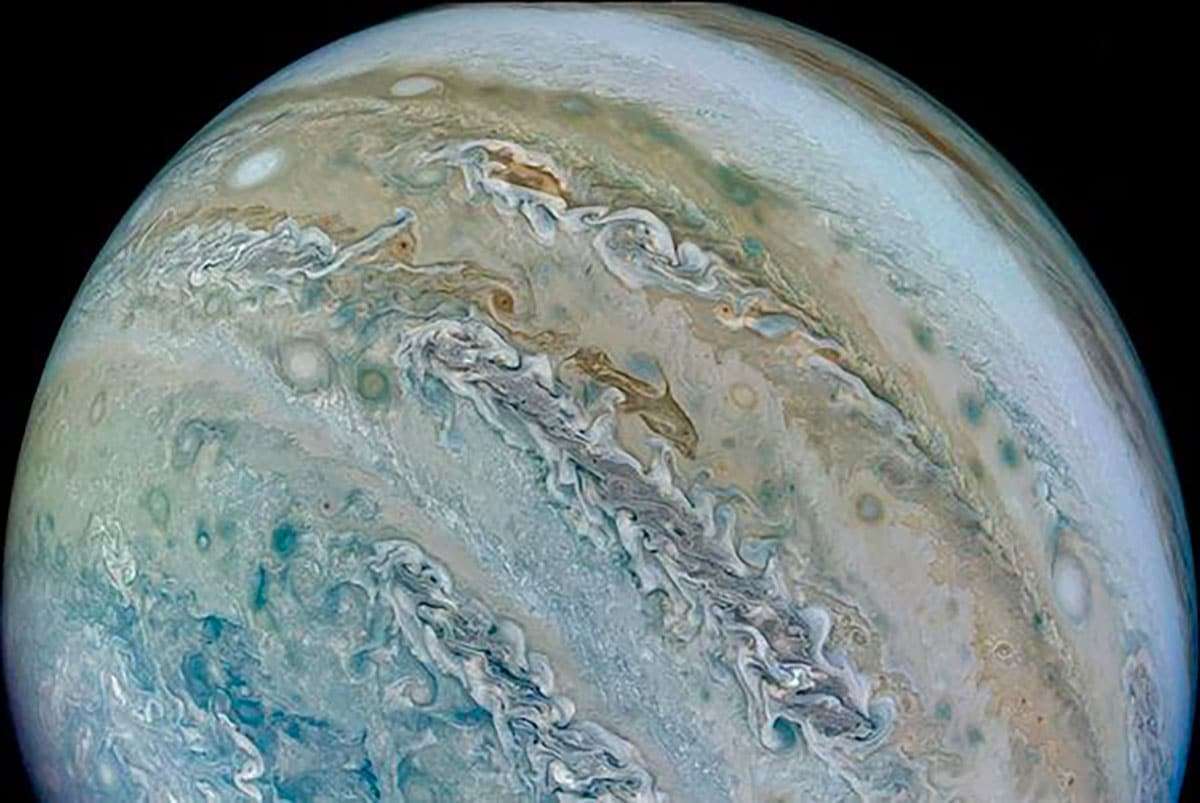 straight-out-of-science-fiction-nasas-juno-spacecraft-captures-image-of-a-dolphin-on-jupiters-surface-228dbfc6aac485ab4f28efbcea81866e.jpg