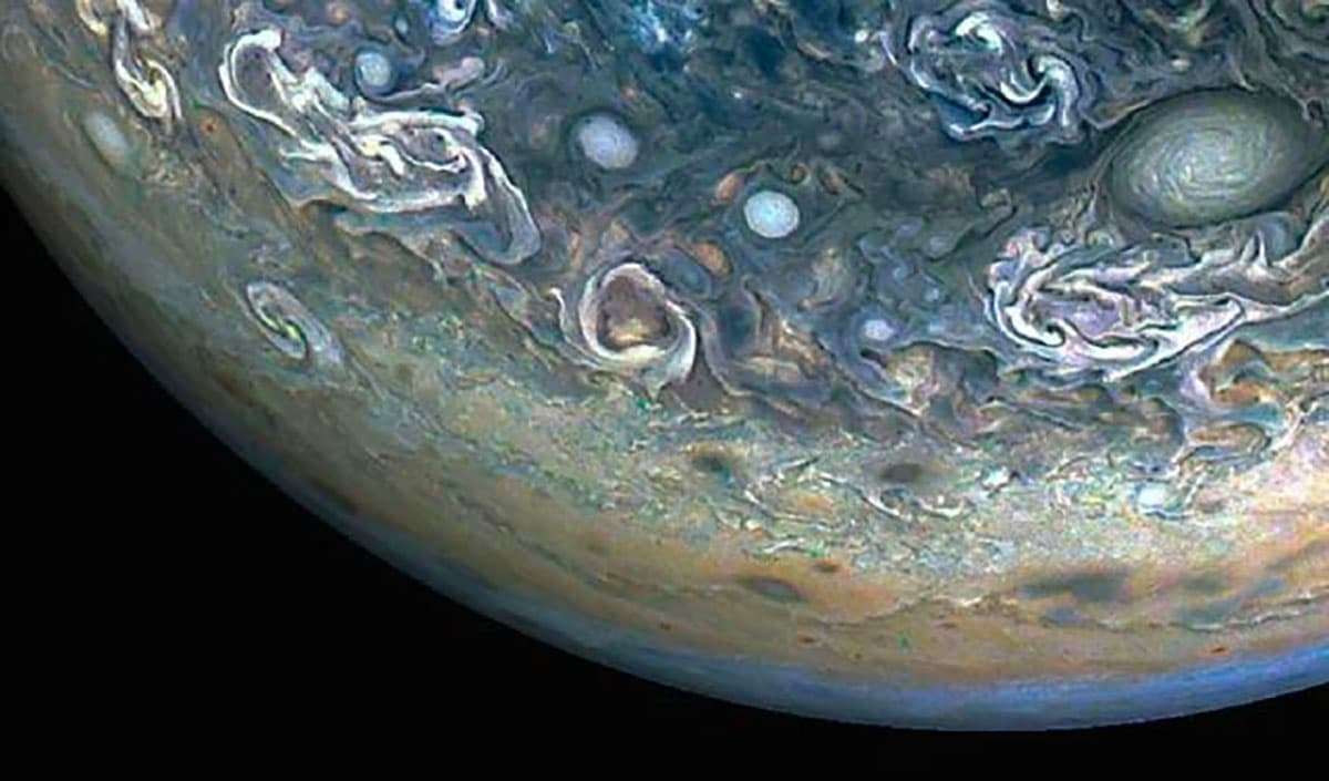 NASA’s Juno Spacecraft Snaps Stunning Dolphin-Shaped Cloud on Jupiter 