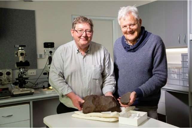 Dermot-Henry-and-Melbourne-Museum-geologist-Bill-Birch-with-the-Maryborough-meteorite-bdaa1bc0674e18af176b142c761e5182.jpg