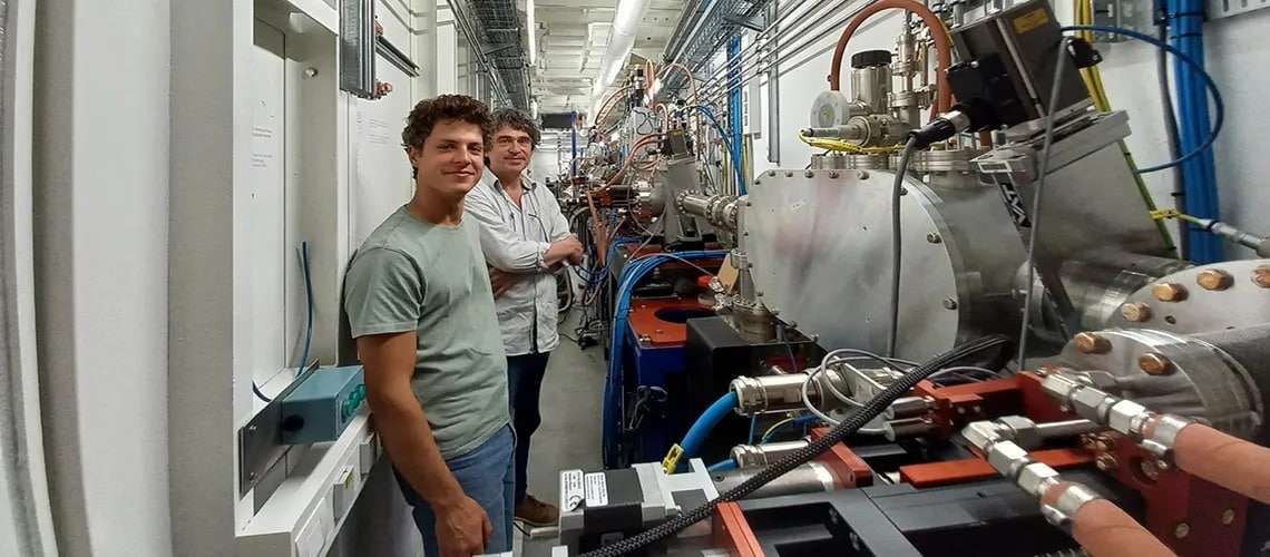 Luigi-Manuelli-UNIGE-et-Lionel-Cavin-MHNG-au-synchrotron-de-Grenoble-ec0ddd9ad22a2fcb515768a5c8e6eccc.jpg