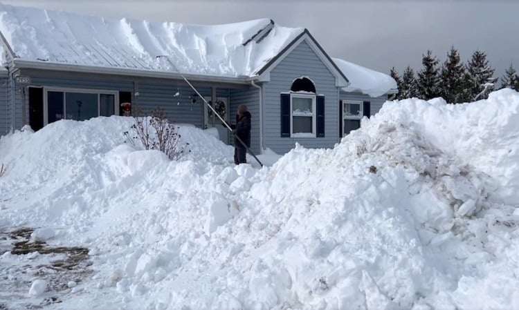 a-man-clears-snow-from-a-rooftop-in-Eden-New-York-d88479d8e3fd5951dd94b58e6da15293.jpg