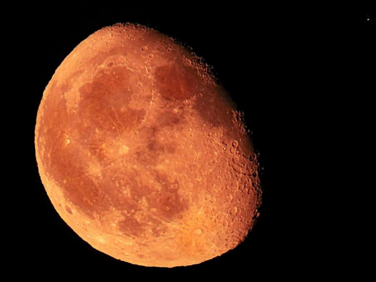 Waning-gibbous-moon-and-Mars-shining-bright-in-the-top-right-corner-d6a28c5f887d5bcf6b8bff4631ea5201.jpg