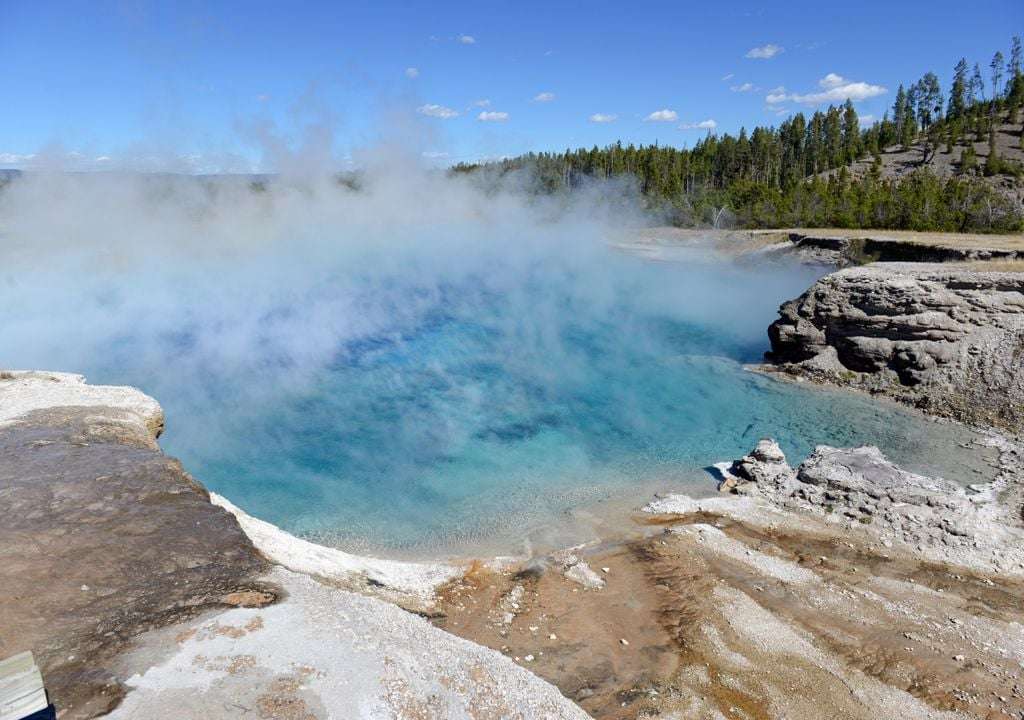 New Research Highlights Hot Springs as Potential Birthplace of Life on Earth 