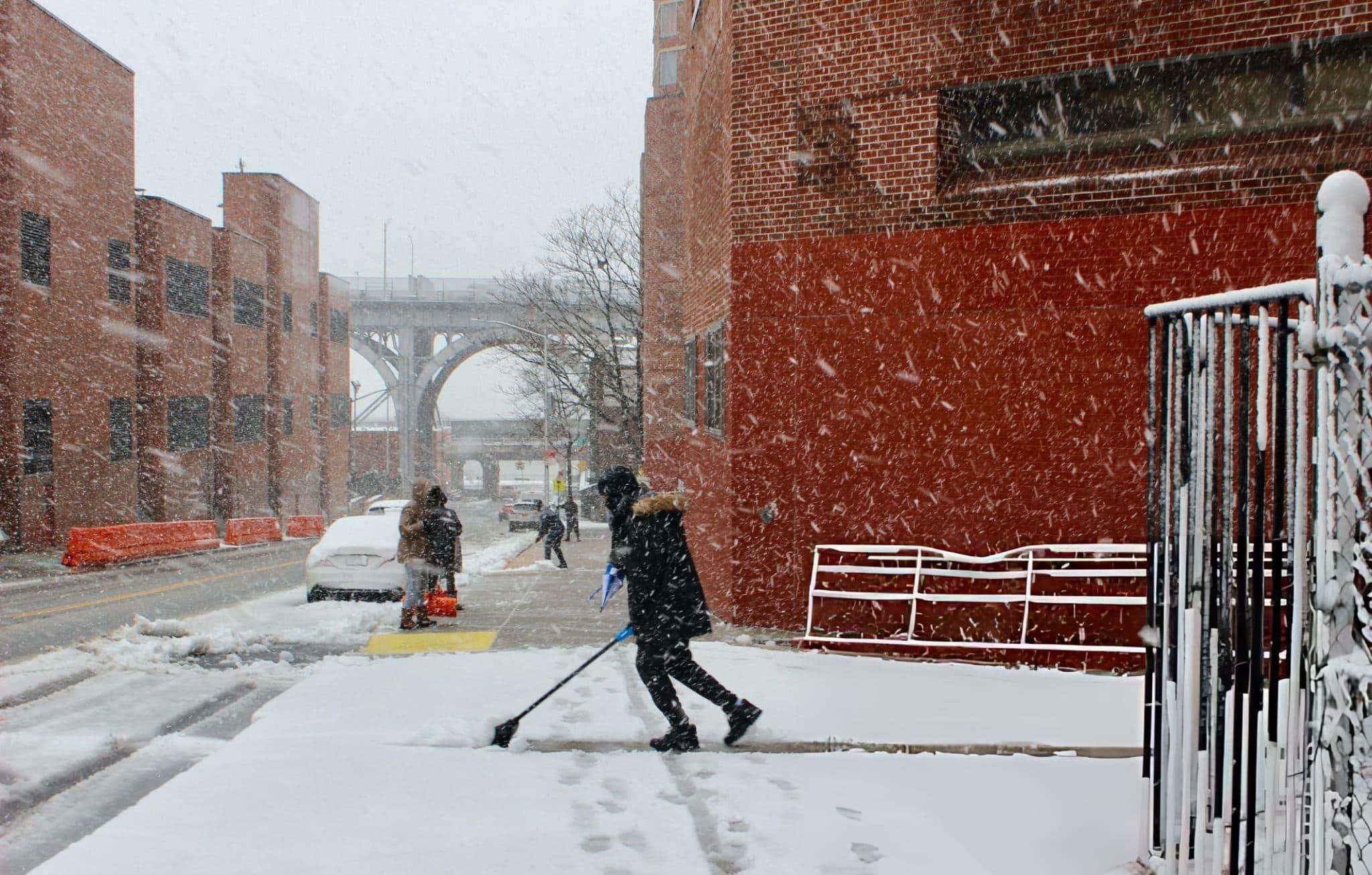 People-shoveling-snow-from-a-sidewalk-during-a-winter-storm-in-New-York-City-0ddf5860281157c142aad49e3488b62f.jpg