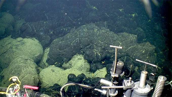 The-edge-of-the-2015-lava-flow-at-Axial-Seamount-d36fbd20276b93b5b73cc50d3db00483.jpg