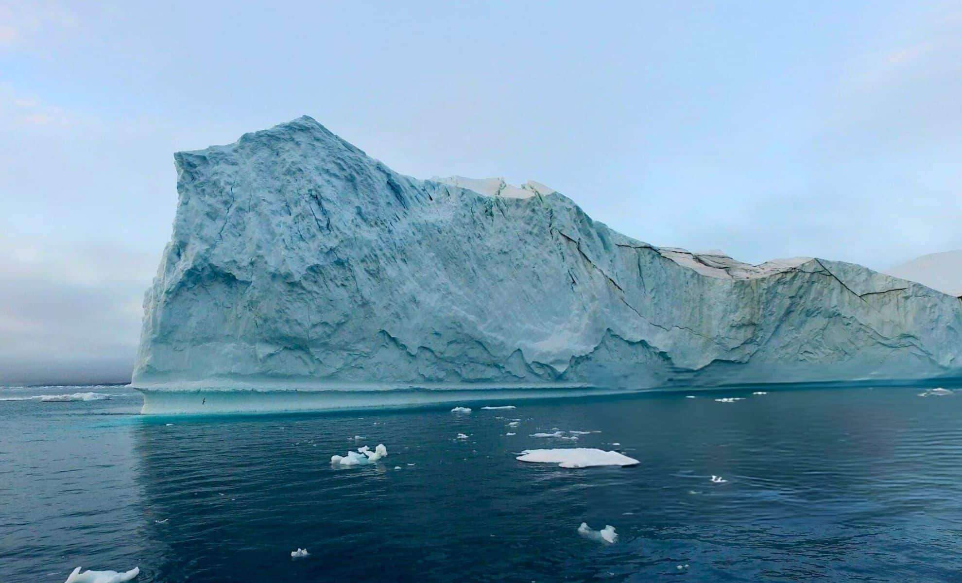 Massive Antarctic Iceberg Breaks Away, Heading Toward Warmer Seas – Scientists Monitor Closely 