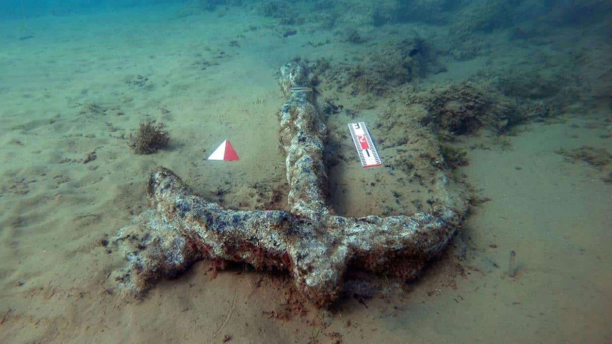 Divers-found-ancient-anchors-during-their-search-3321a87a8aa8d47efca5960e30c7bf06.jpg