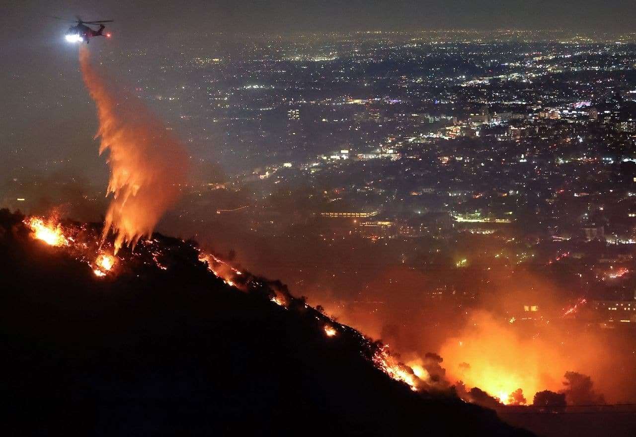 apocalyptic-wildfires-in-los-angeles-leave-at-least-5-dead-and-thousands-forced-to-evacuate-57668d45c224a3472cbb7c439602df38.jpg
