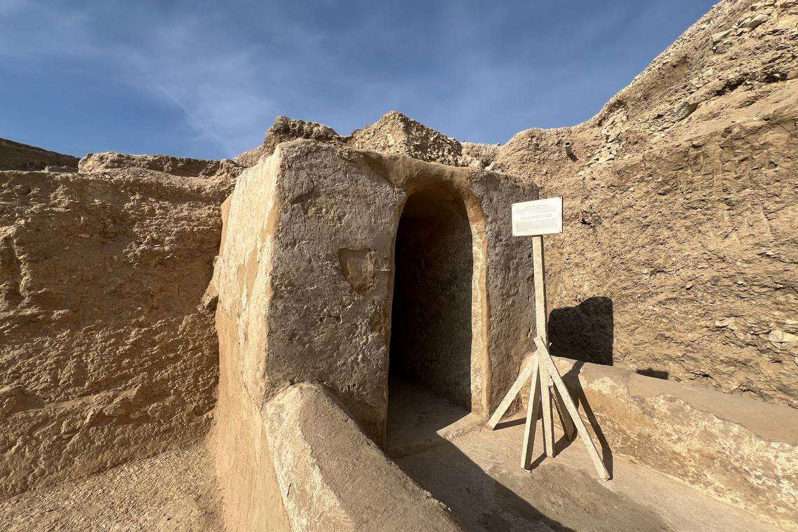 The-back-side-entrance-of-the-tomb-of-Jehuti-Mes-81686b75aaed3843b9e6962732a22d46.jpg