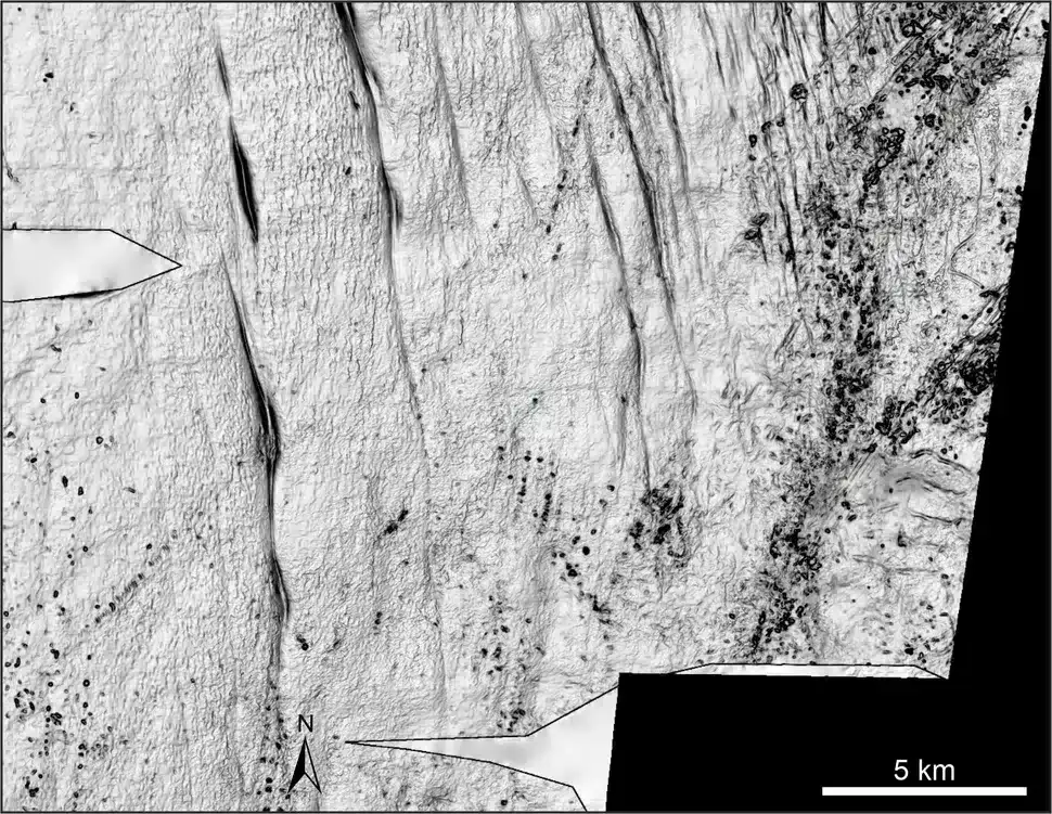 The-landforms-indicate-that-a-single-ice-sheet-85d095270f56e507370efb1a5f1bcf22.webp