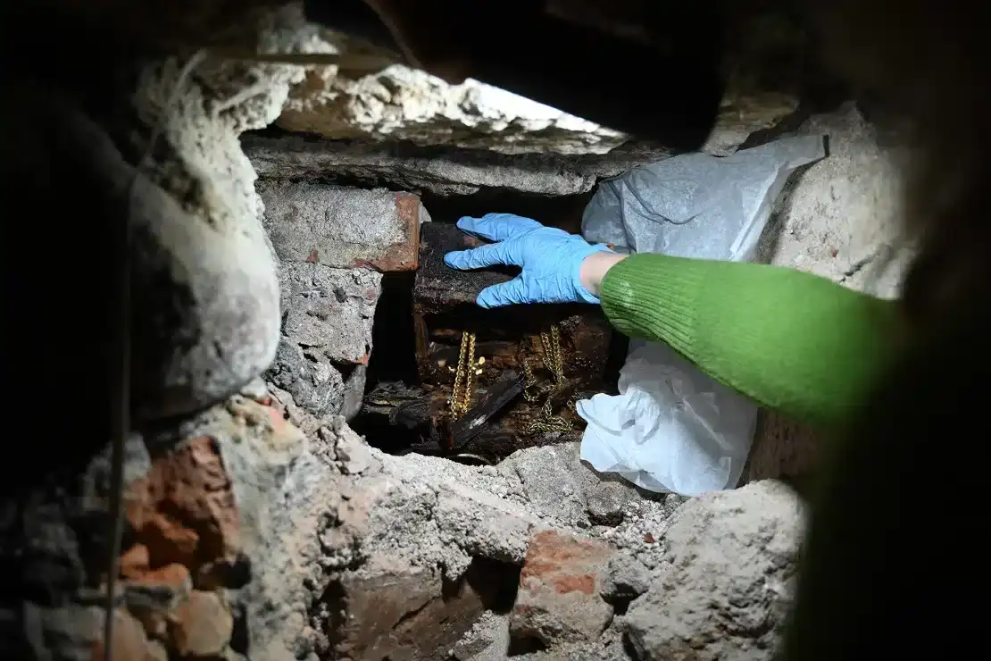 lost-royal-treasures-hidden-wwii-unearthed-de97b40d28db2176b064495af4a63025.webp