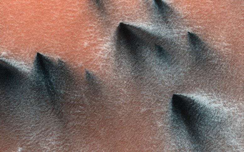 mars-spring-awakening-avalanches-sand-dune-63c774c4111143f3057ac48dc644042c.jpg