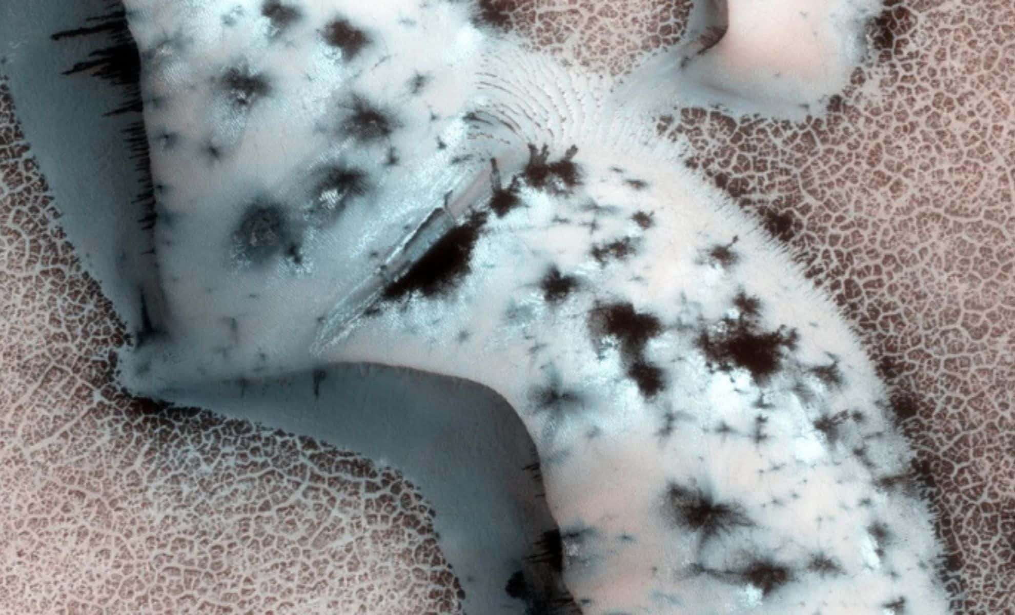 Unprecedented Martian Formations Reveal Active Surface Processes 