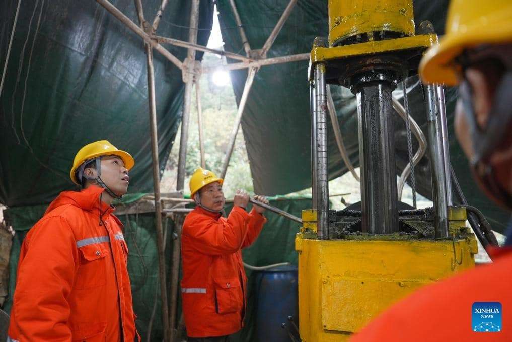 People-work-at-the-Wangu-gold-field-in-Pingjiang-County-4e12d6df8903ad335f9294ac328b1619.jpeg