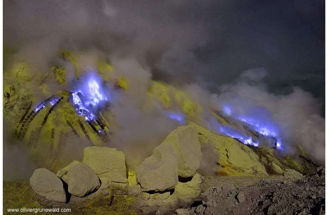Indonesias-Kawah-Ijen-volcano-948df1417c0d9a040b777fb17083835f.jpeg