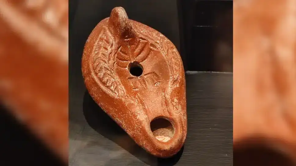 An-oil-lamp-found-at-Ostia-Antica-has-a-menorah-decoration-d1cabb2b0ceef32e38e7c2ff1d55665a.webp