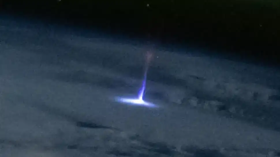 rare-gigantic-jet-lightning-50-miles-space-a234ea11780a55a32380ece4faee2180.webp