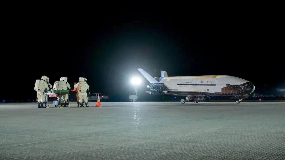secret-us-military-space-plane-returns-after-434-days-in-orbit-what-was-it-doing-up-there-2842eafaf182b59c30b2dcb487bb6351.jpeg