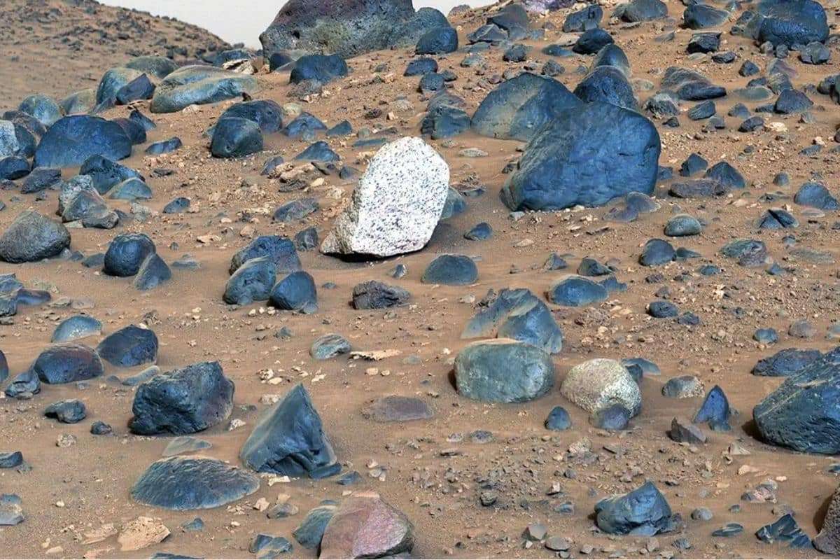 Mars’ 4,000+ Unusual Rocks Could Reveal Hidden Clues About Ancient Life 