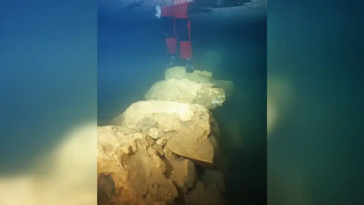 bogdan-onac-submerged-bridge-study-2-cova-den-besso-pont-vertical-51bd550c72305686766444752ea14447.webp