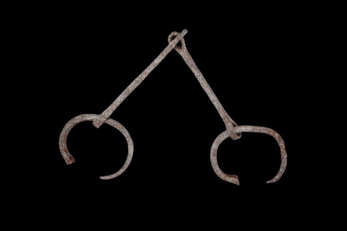 A-complete-set-of-iron-shackles-found-at-the-Ghozza-mine-in-Egypt-50f4d830beb7feb04f741efdde27cfef.jpg