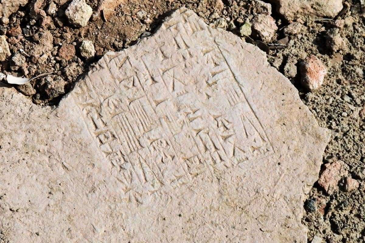 Ancient Cuneiform Tablet Reveals Foreboding Message: “A King Will Die” 