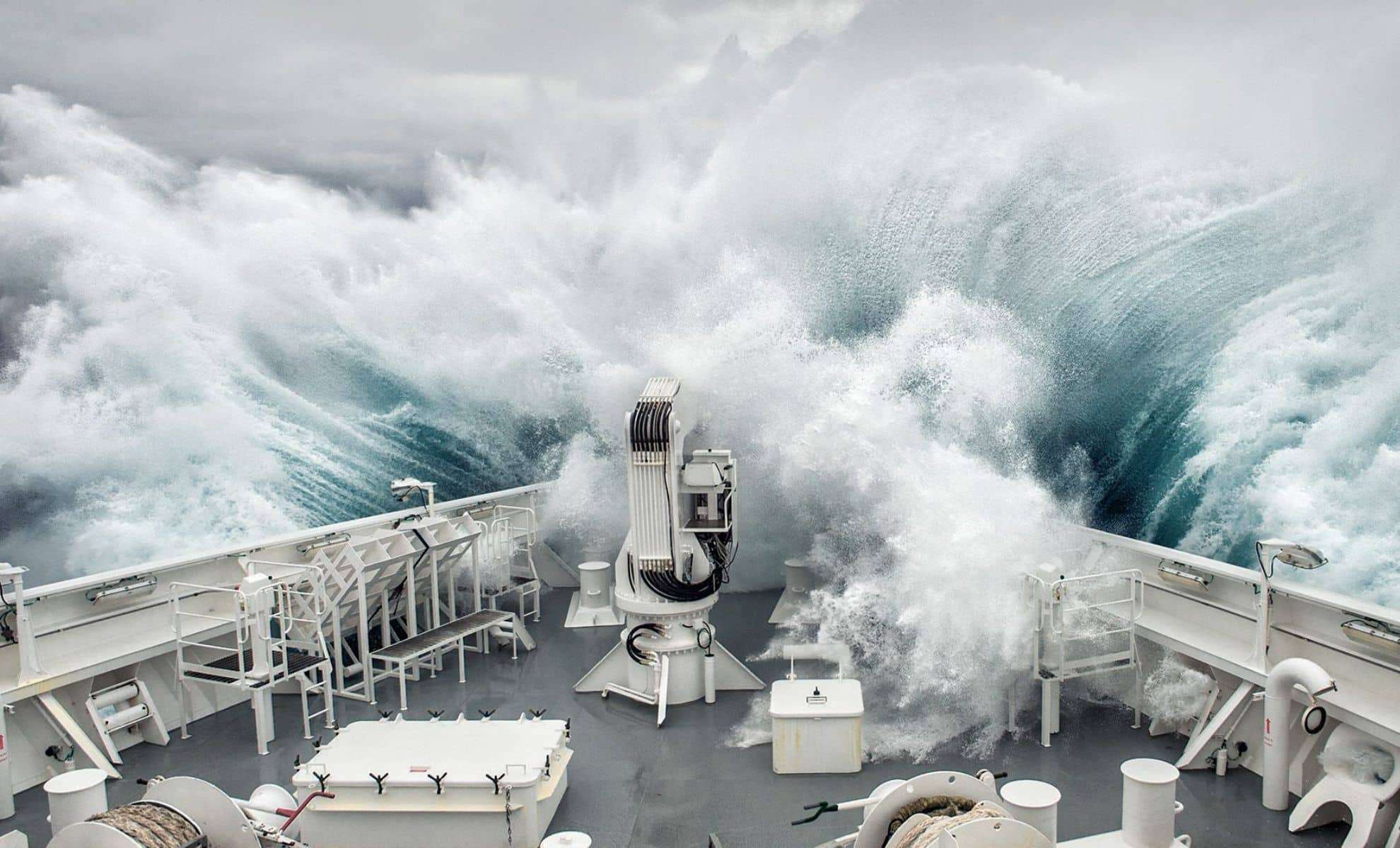 Navigating the Drake Passage: Earth’s Most Formidable Ocean Stretch with Towering Waves 