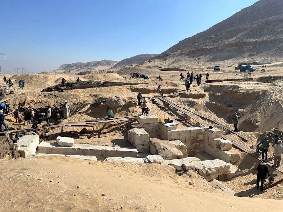 Field-work-takes-place-near-the-site-where-the-tomb-chamber-f1df8a9e9d05abdd7550060100d83556.jpeg