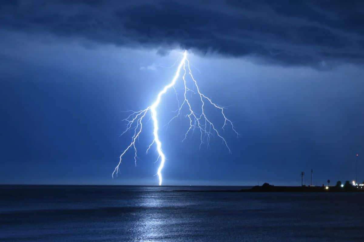 Tiny Lightning Sparks Within Water Droplets Could Unlock Origins of Life 
