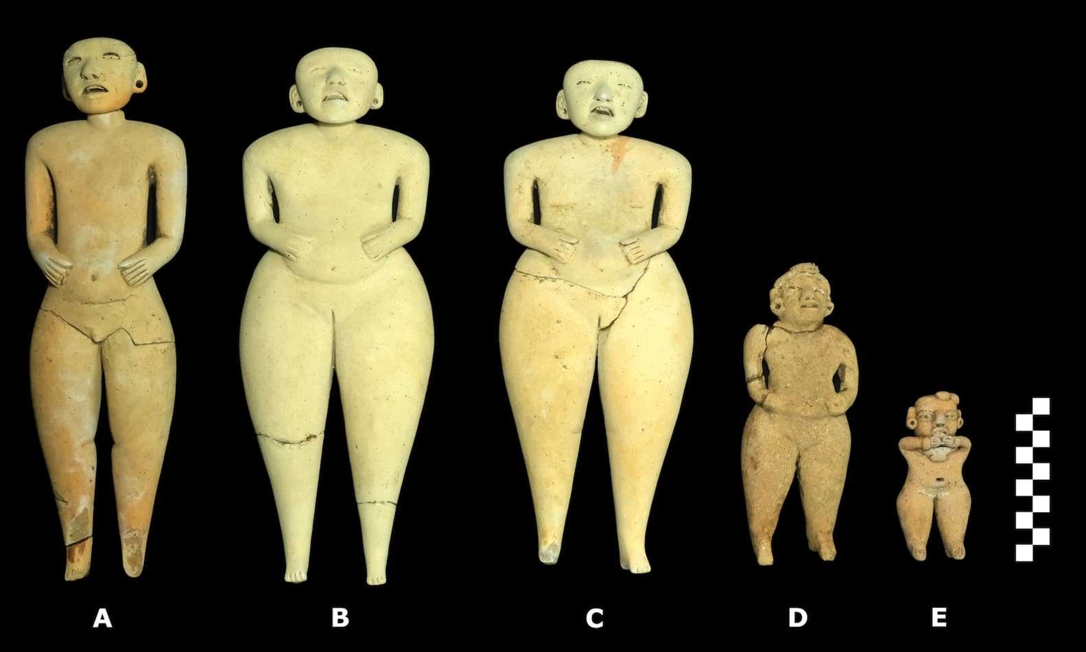 Five-figurines-from-the-San-Isidro-deposit.-Scale-in-centimetres-d44476f6be8e31d3d212f47b5174e806.jpeg