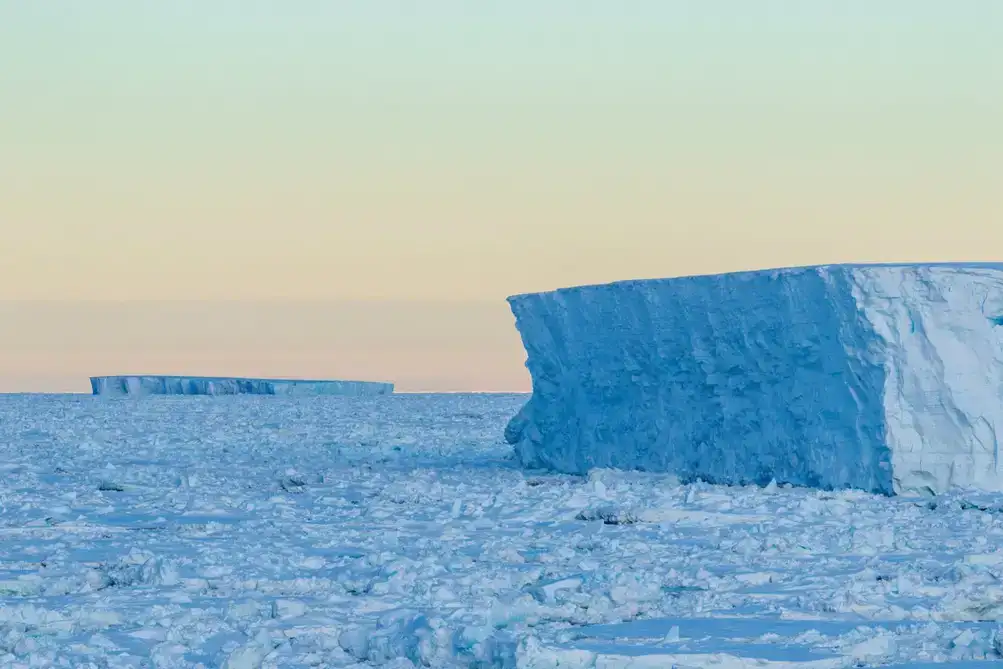 Tabular-icebergs-are-breaking-away-from-the-ice-shelves-of-Antarctica-James-Kirkham-35d06a005f1ad78a050ac18754f687dc.webp