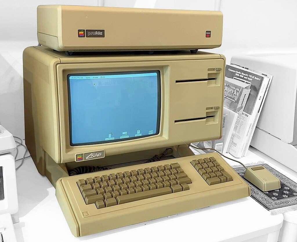 A-Lisa-1-Computer-on-display-at-The-BYTE-Shop-computer-museum-in-Boston-MA-September-2022-1-84b5b05ff9bd92800ff3b5044e788e63.jpeg