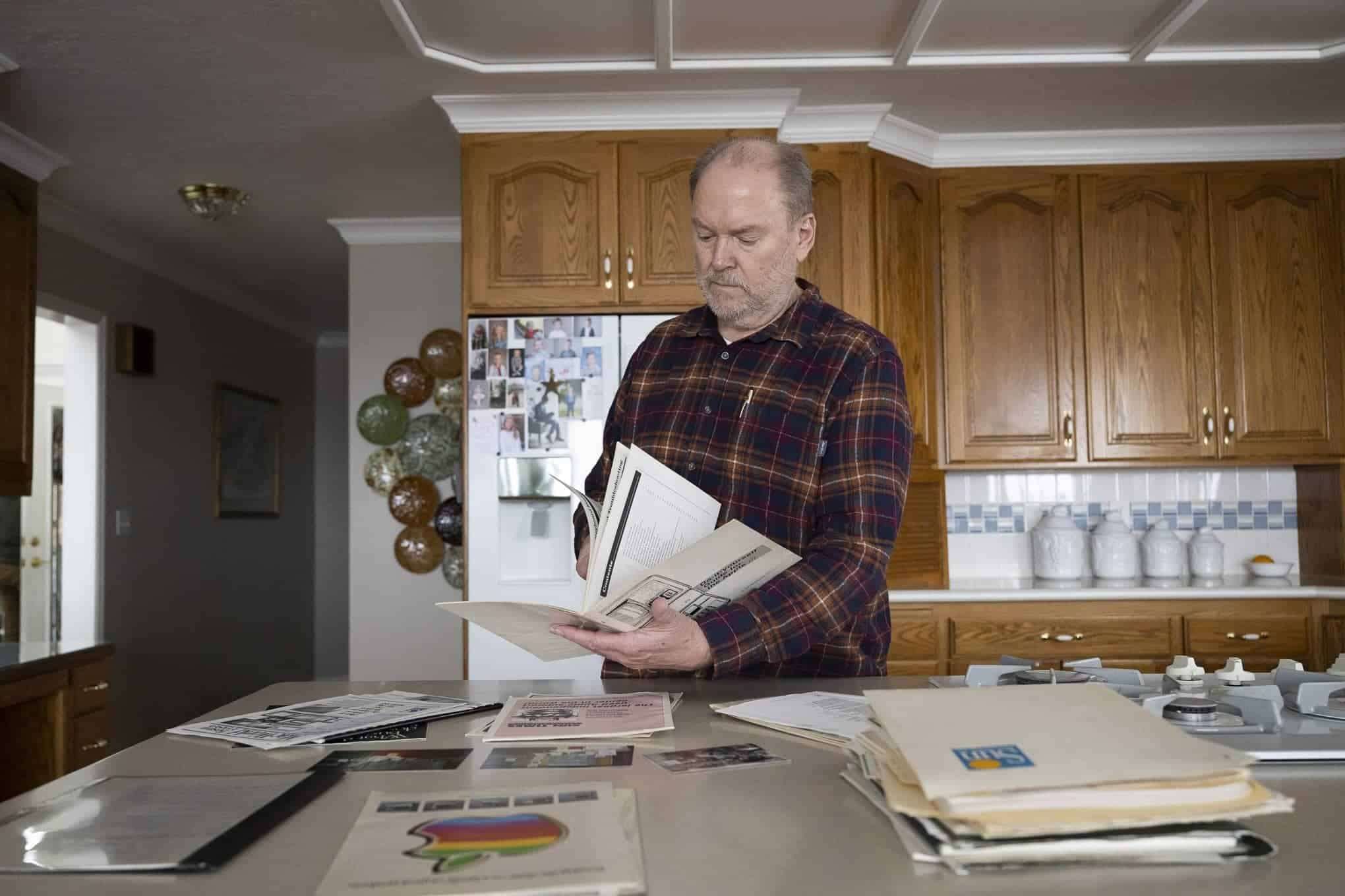 Bob-Cook-at-home-with-documents-from-the-Lisa-era-a0c4b35674ec8711d4cd5e2b83e0ffad.jpeg