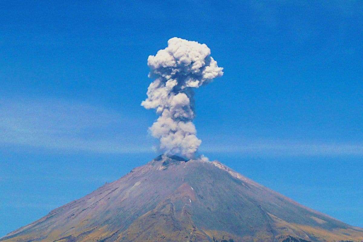 Iceland’s Legendary Volcano Awakens, Triggering Emergency Evacuations 