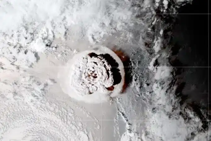 tonga-eruption-satellite-b7ed34bbe2bd77543530584421721268.webp