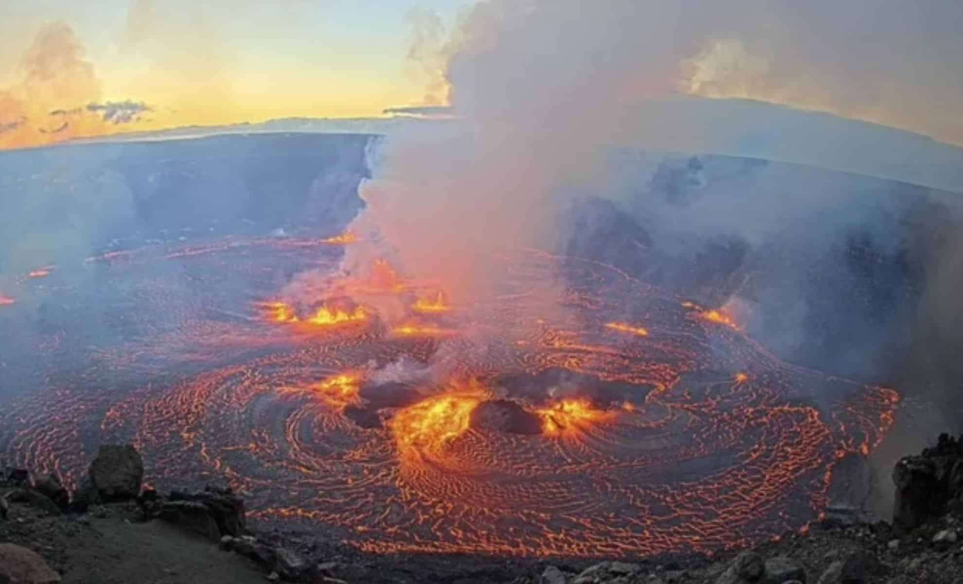 Towering Lava Jets Illuminate Hawaiian Skies in Kīlauea’s Latest Eruption 