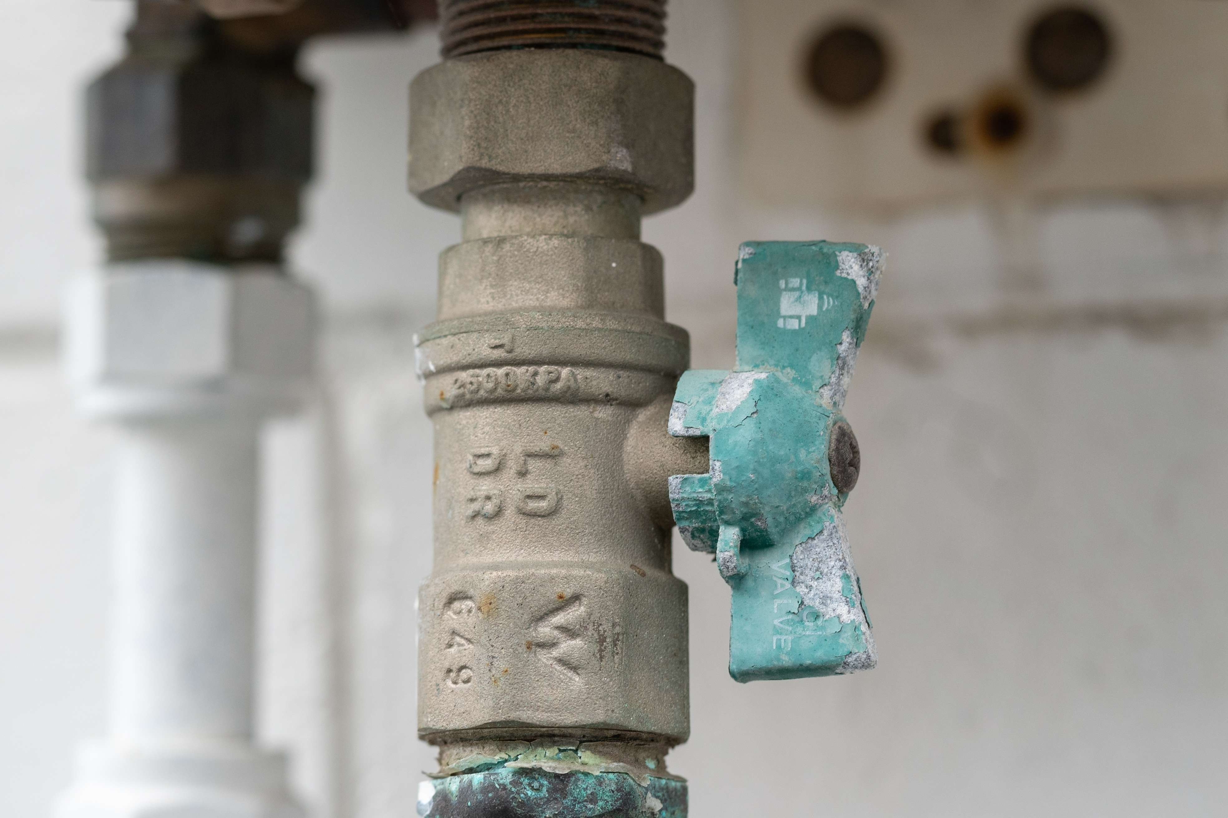 UMass Amherst Research Uncovers a Liquid That Defies Thermodynamics 