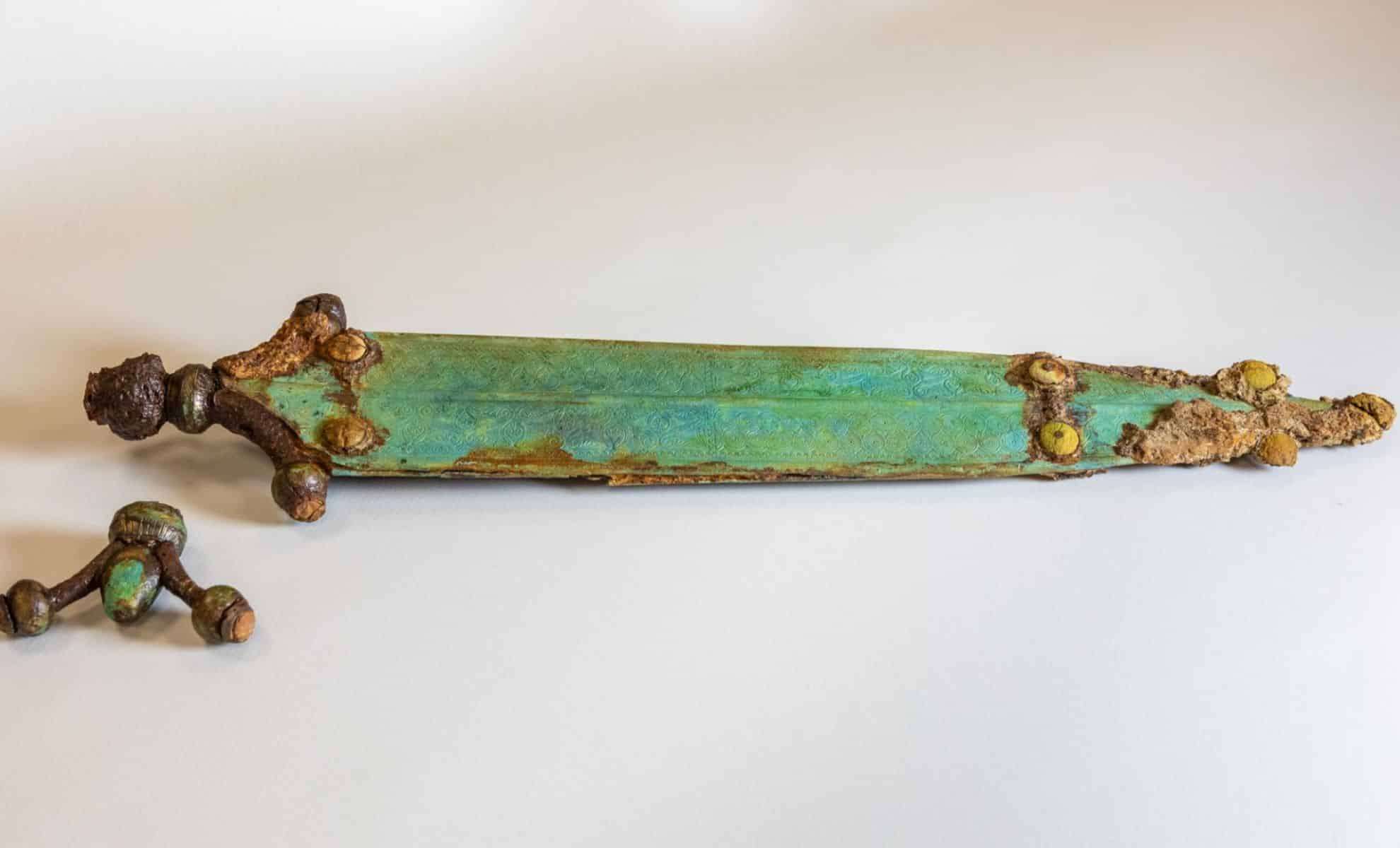 A-fully-ornate-short-sword-with-antennae-shaped-handles-was-found-in-burial-782-95280a7793ad1b44ce230b210097339f.jpg