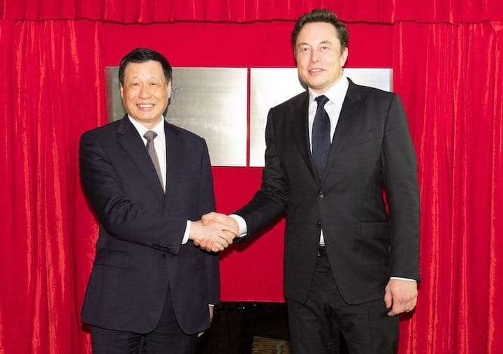 Elon-Musk-and-Shanghai-Mayor-Ying-Yong-shake-hands-454cd85aebf2b118d5c5d3e142ef28b6.jpeg