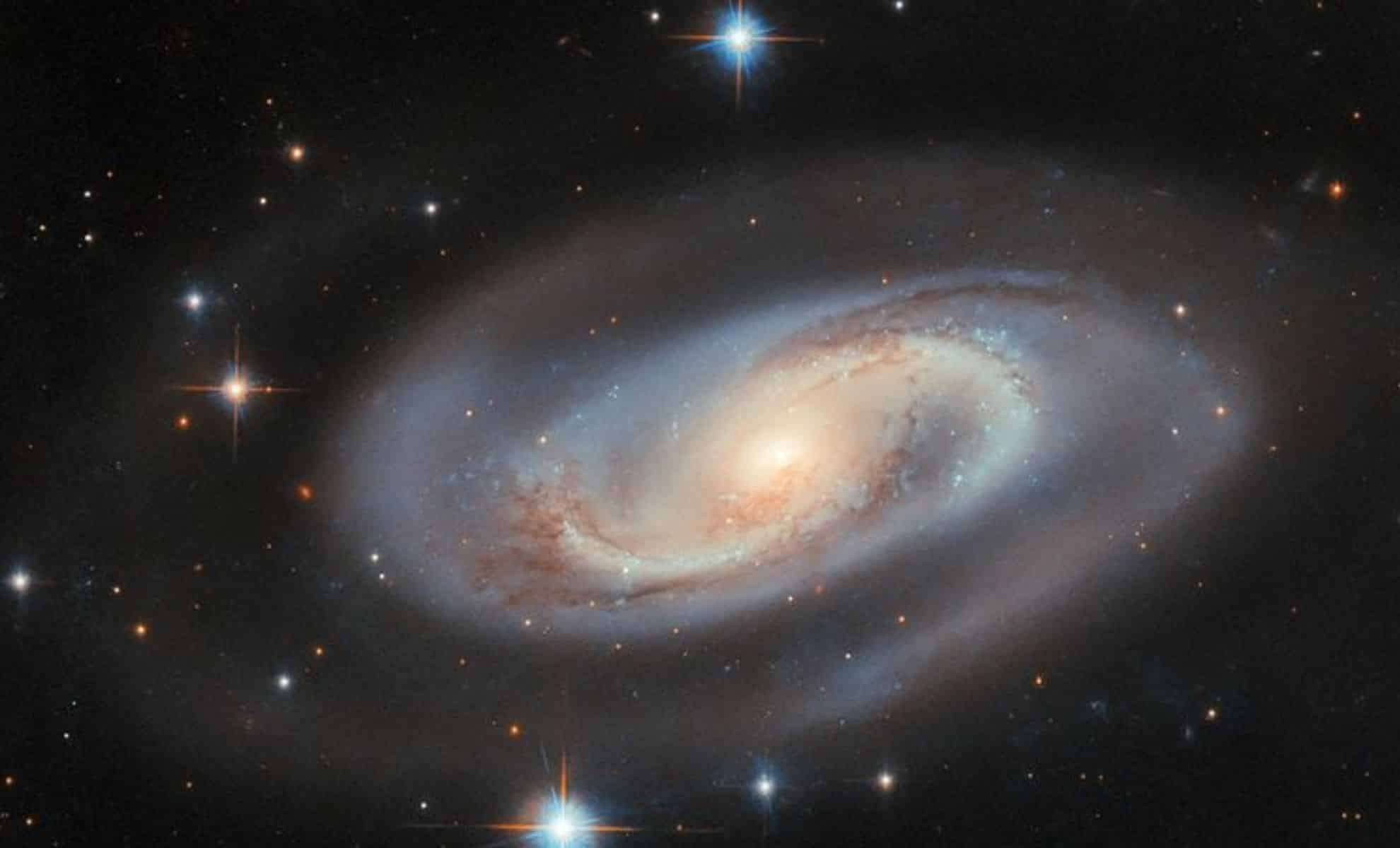 Hubble Reveals Energetic Heart of a Galaxy 250 Million Light-Years Away 