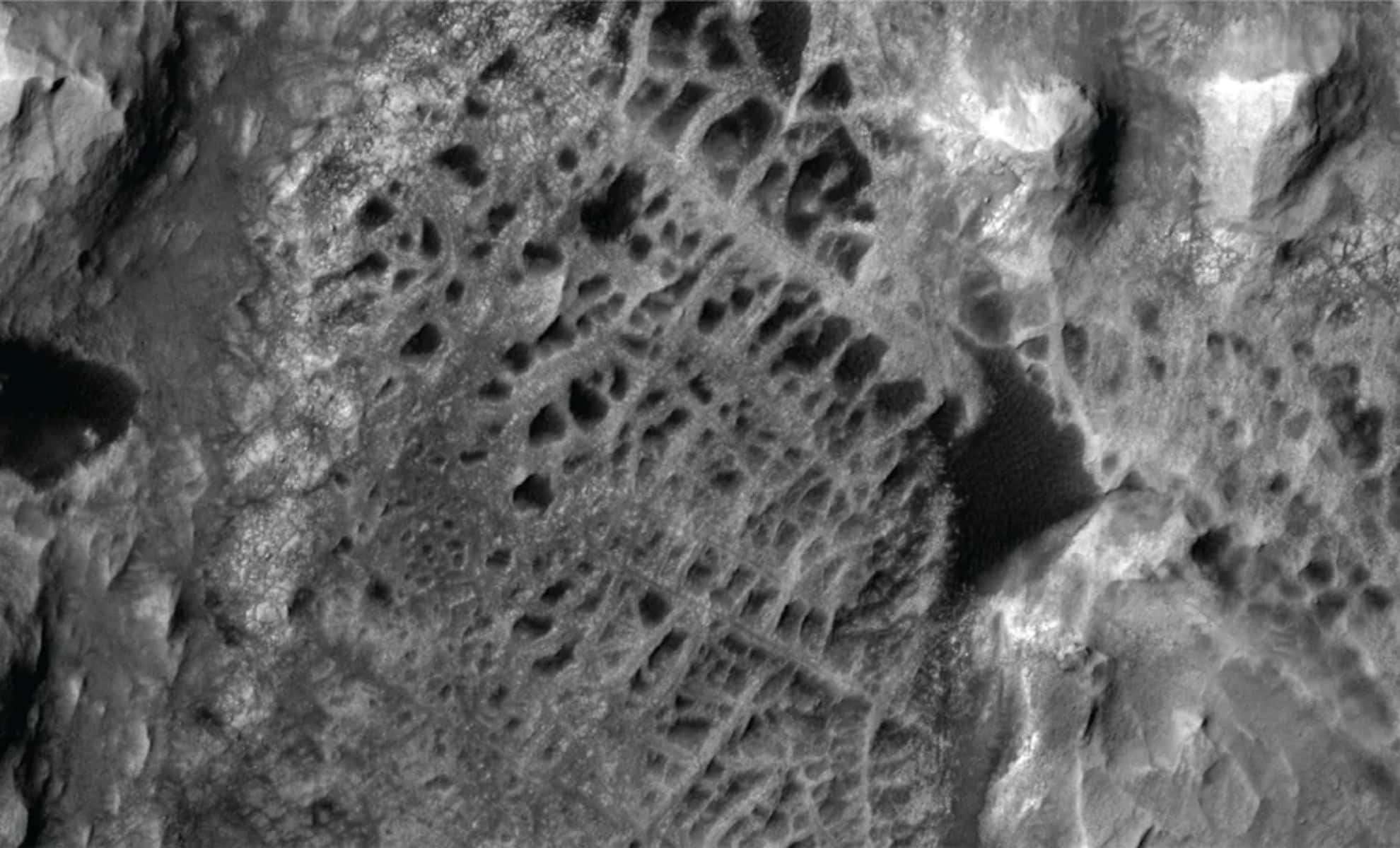 Mars Rover Captures Detailed Images of Massive ‘Spiderweb’ Rock Structures 