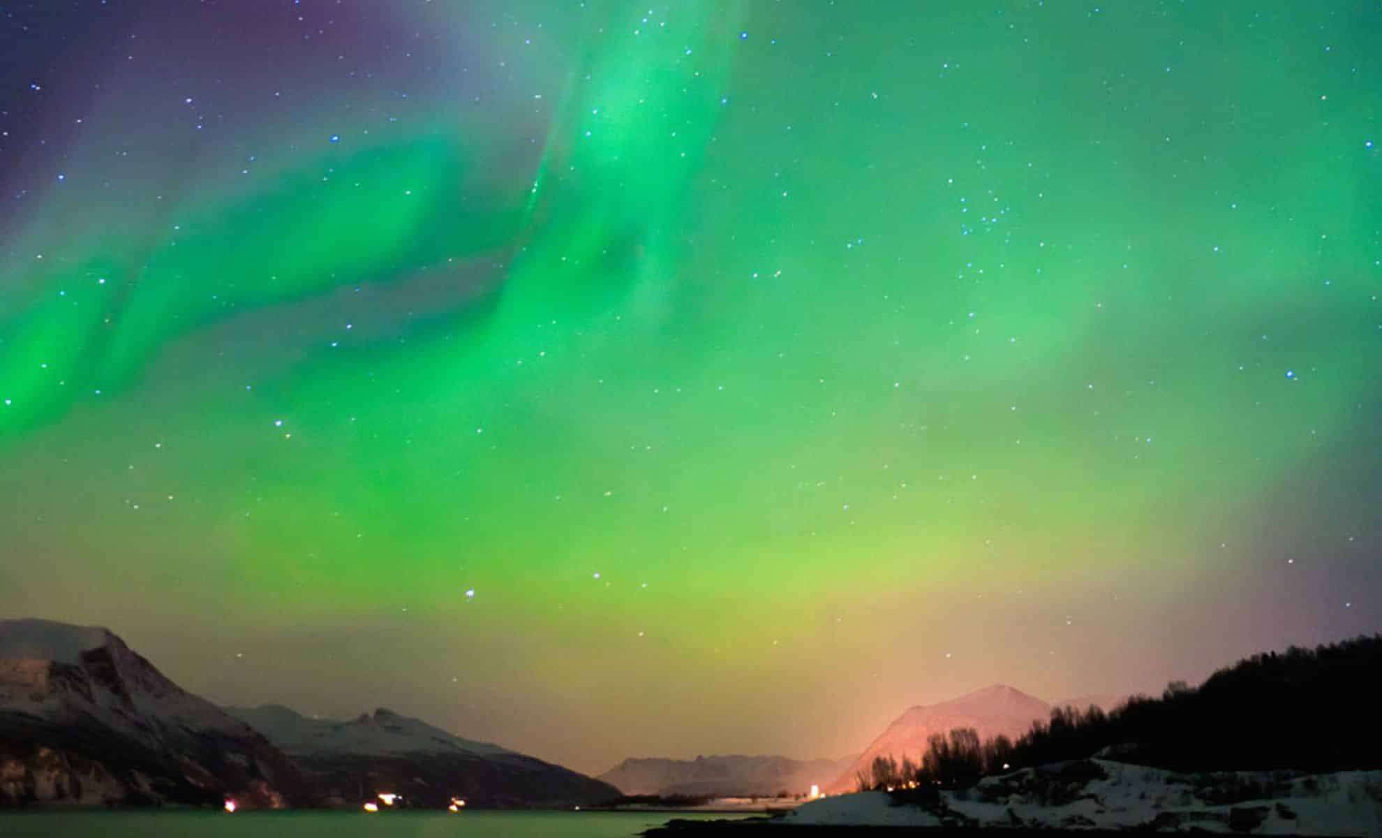 Auroras Expected Across Nine US States Tonight: Where to Catch the Glow 