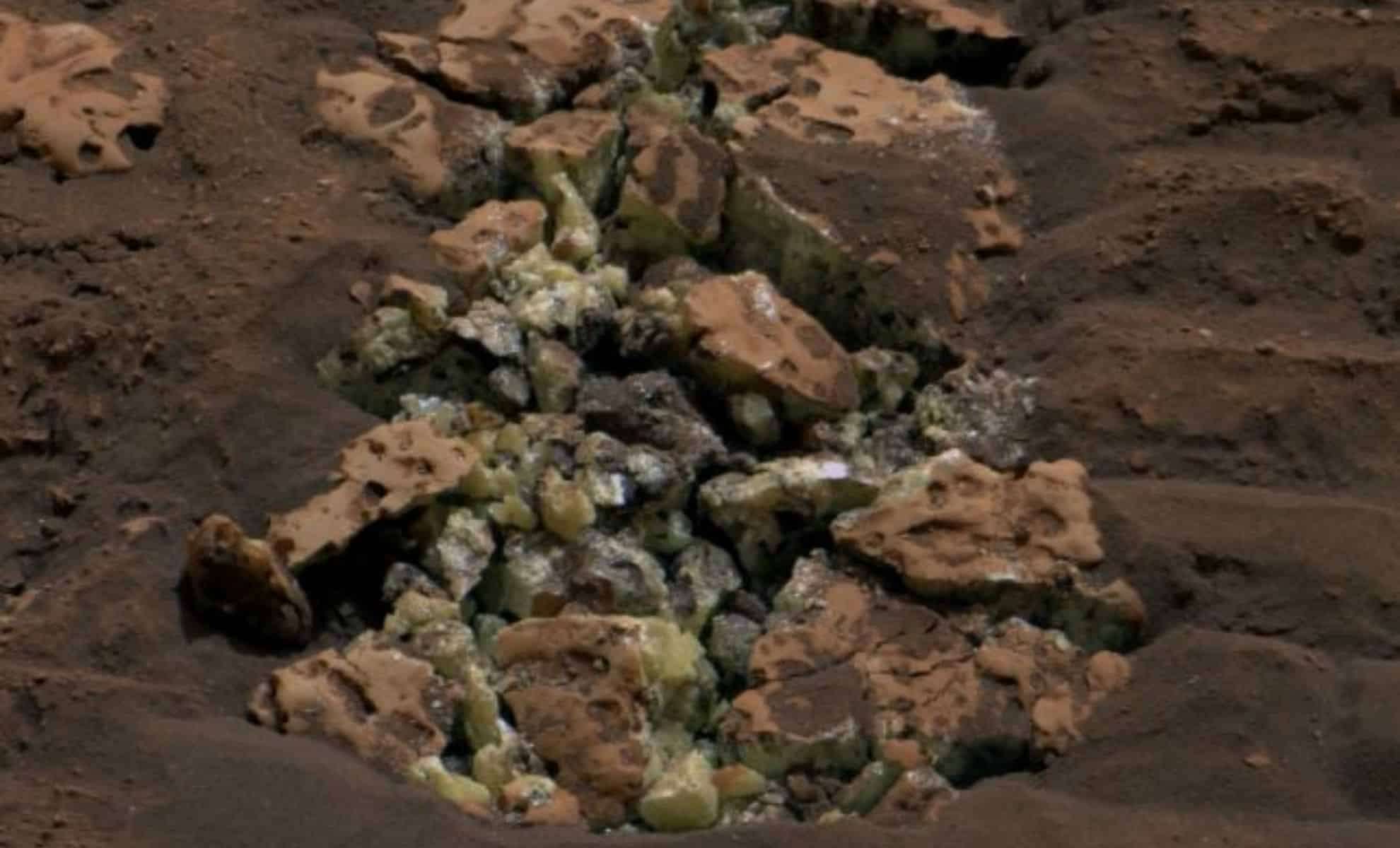 Curiosity Rover Reveals Unexpected Findings Inside Martian Rock 